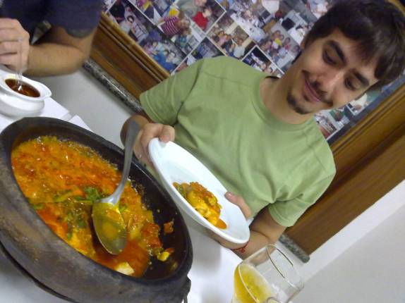 Leo experimentando a deliciosa moqueca de badejo no restaurante Pirão, em Vitória - ES